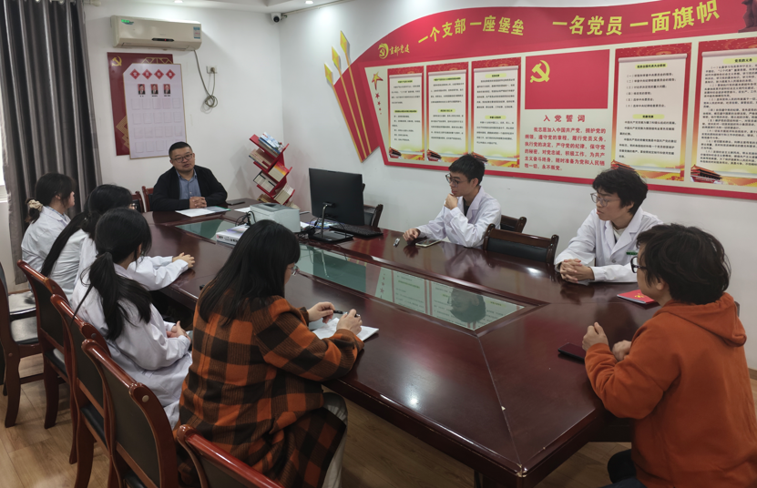 图片包含 人, 小孩, 人们, 一群描述已自动生成