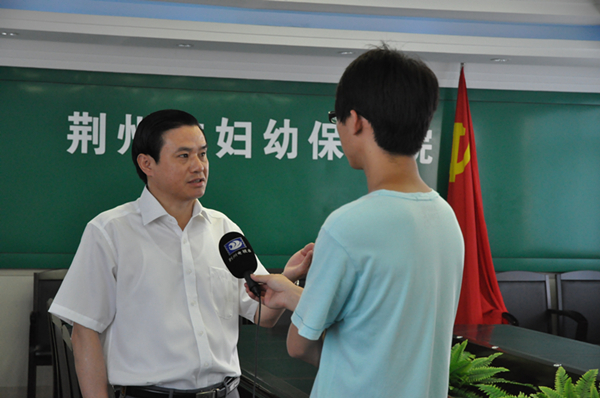作为湖北省优秀院长接受电视台记者采访