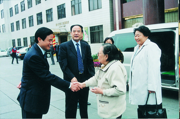 原国家主席李先念夫人林佳楣（右二）到市妇幼保健院视察,与院长朱继文(左一)亲切握手。