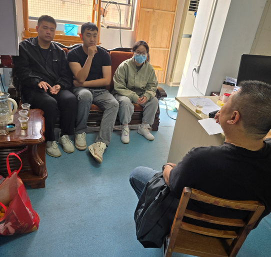 一群人在房间里的沙发和桌子中度可信度描述已自动生成